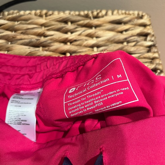 Figs Catarina top and Zamora high waisted jogger bottom combo - Picture 5 of 5